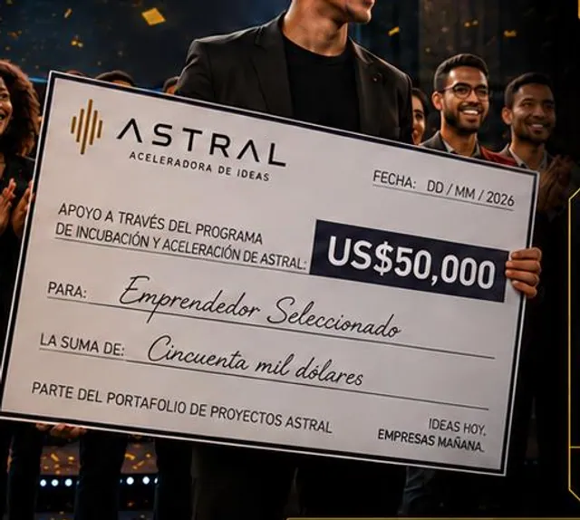 Emprendedor seleccionado sostiene un cheque simbólico de US$50,000 de Astral